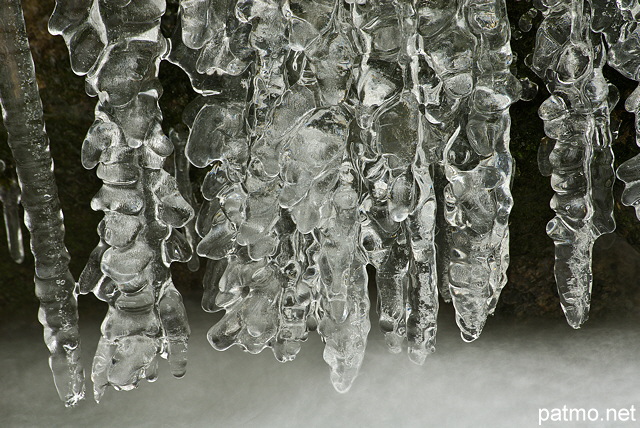 Photo de stalactites de glace au dessus du torrent du Fornant en Haute Savoie