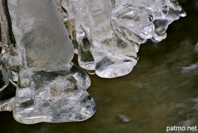 Photographie de stalactites de glace au dessus de l'eau du Fornant en Haute Savoie