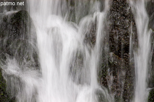 Photo en gros plan d'une petite cascade de printemps dans le Parc National des Cvennes