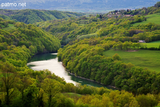 Image de la valle du Rhne  travers un paysage de printemps prs d'Arcine en Haute Savoie