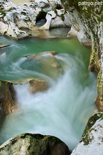 Image de remous dans la rivière du Chéran dans le Massif des Bauges