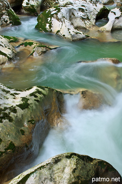 Photo des eaux tumultueuses du Chran dans le Massif des Bauges