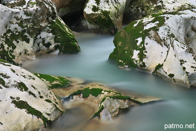 Photo de l'eau du Chran serpentant dans le lit de la rivire