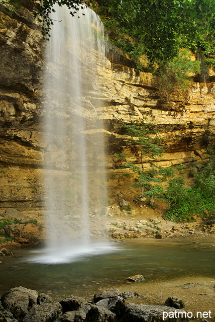 Image de la chute d'eau du Saut Girard dans les cascades du Hrisson
