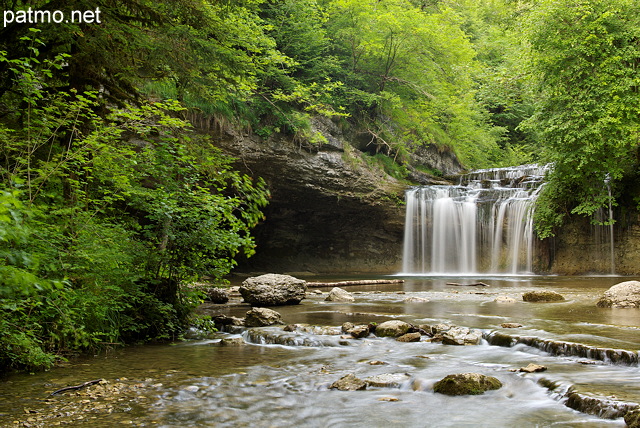 Photo de la cascade du Gour Bleu dans la fort du Jura