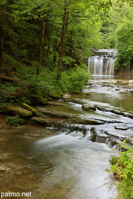 Photo de la cascade du Gour Bleu sur le torrent du Hrisson dans le Jura