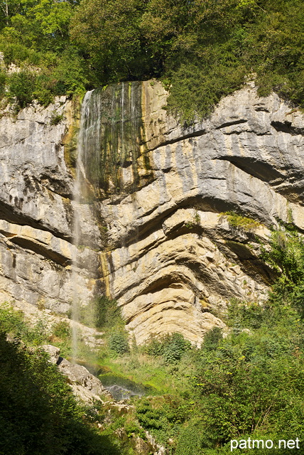 Image du pli synclinal du Chapeau de Gendarme et de sa cascade prs de Septmoncel dans le Jura