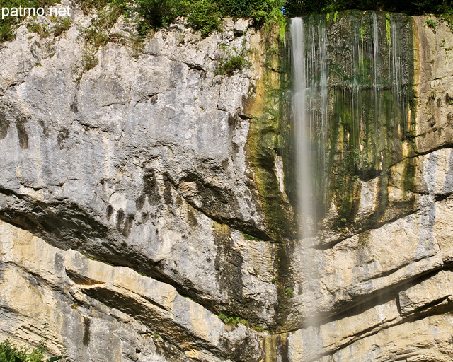 Photographie en gros plan de la cascade du pli synclinal du Chapeau de Gendarme prs de Septmoncel dans le Jura