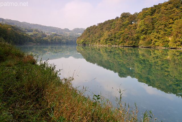 Photographie des berges du Rhne par un matin d'automne