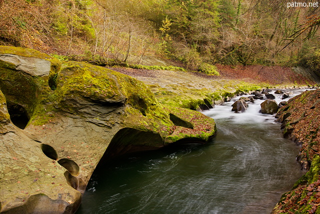 Photographie du torrent du Chran en automne dans le Massif des Bauges