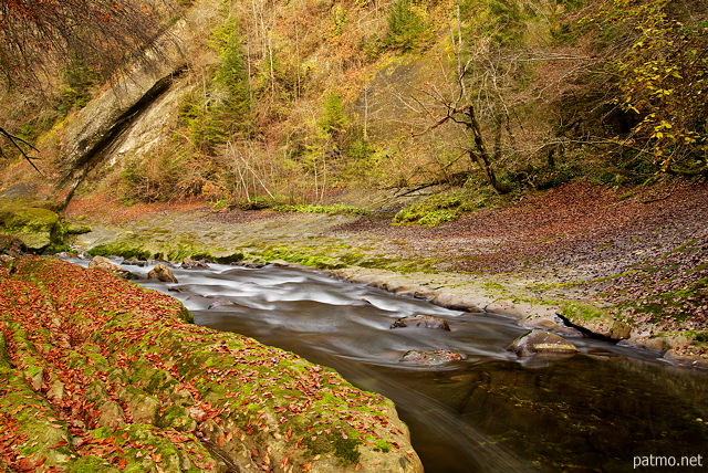 Image de l'automne le long du Chran dans le Massif des Bauges