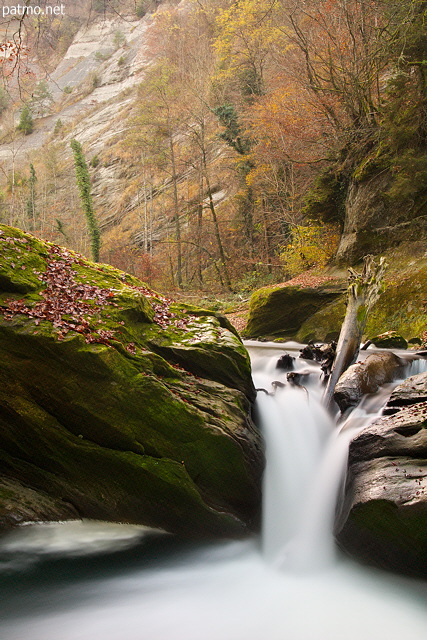 Photographie en pose longue d'une cascade d'automne dans les gorges du Chéran