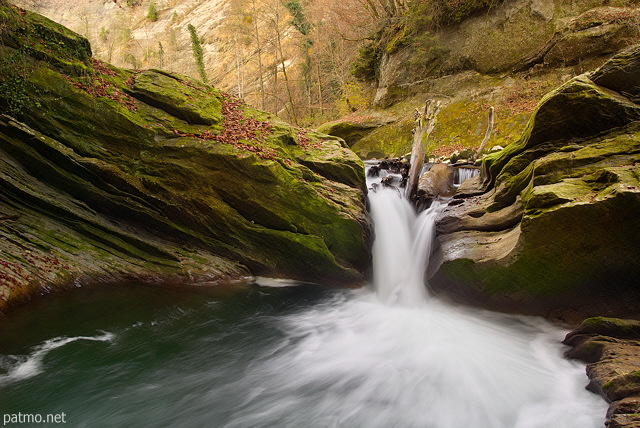 Image d'une cascade d'automne tumultueuse dans les gorges du Chran