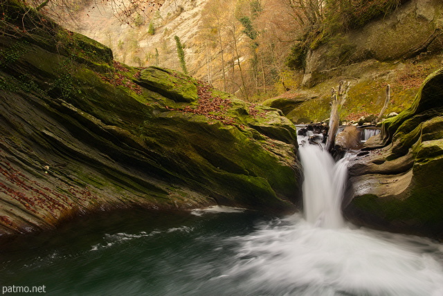 Photo d'une cascade puissante dans les gorges du Chran