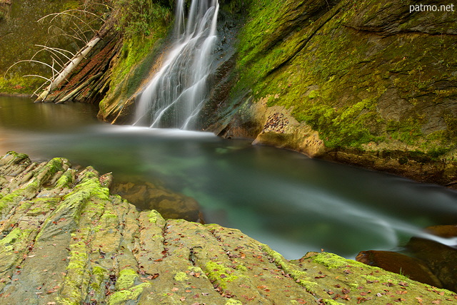 Photo en pose longue des gorges du Chran en automne