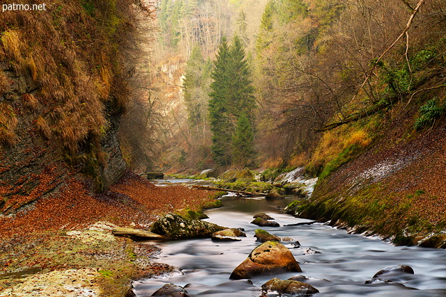 Photographie d'un paysage d'automne dans les gorges du Chran