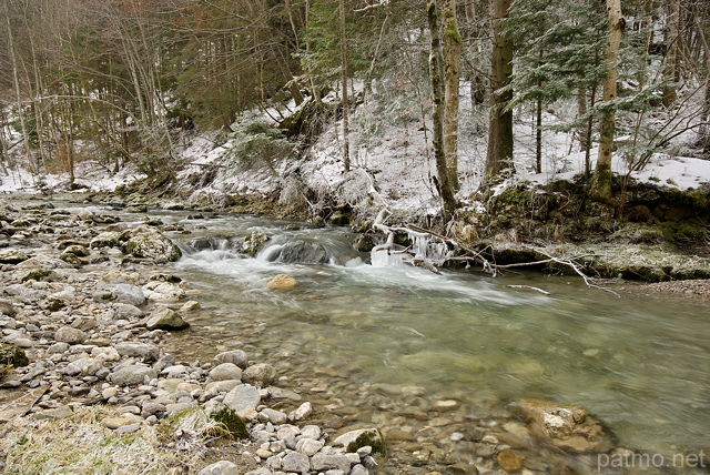 Photographie d'une rivière du Massif des Bauges en hiver