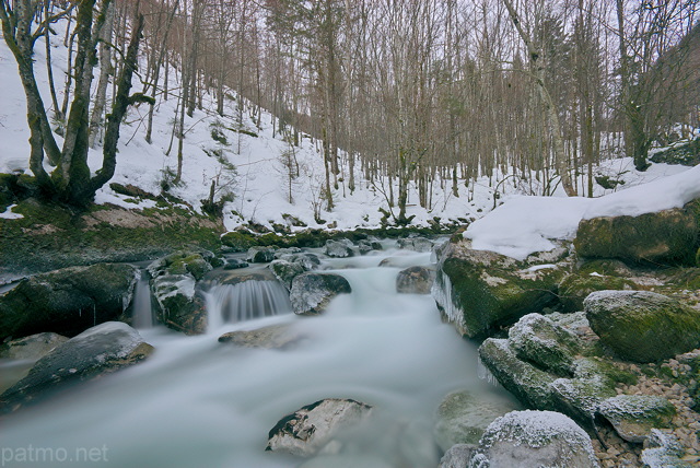 Photographie d'une fin de journe hivernale au bord de la Valserine