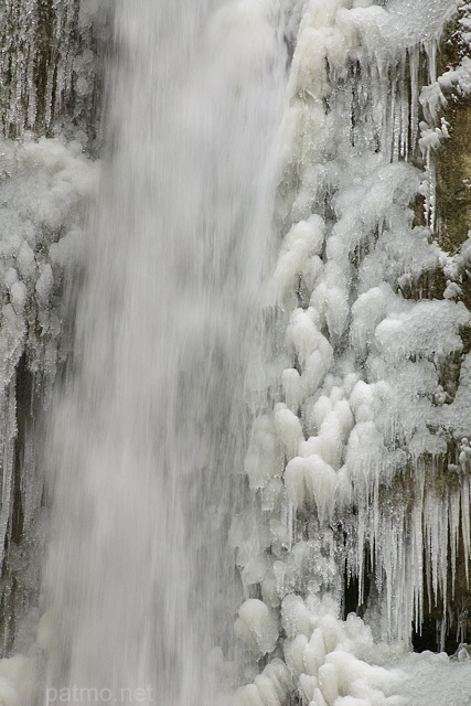 Photo de la cascade de Barbannaz entourée de glace pendant l'hiver 2012