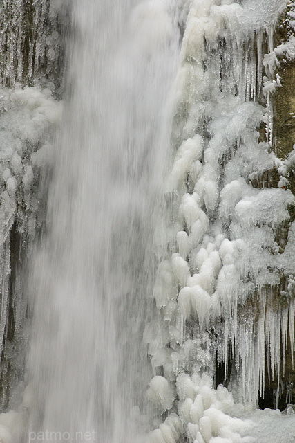 Photo de la cascade de Barbannaz entoure de glace pendant l'hiver 2012