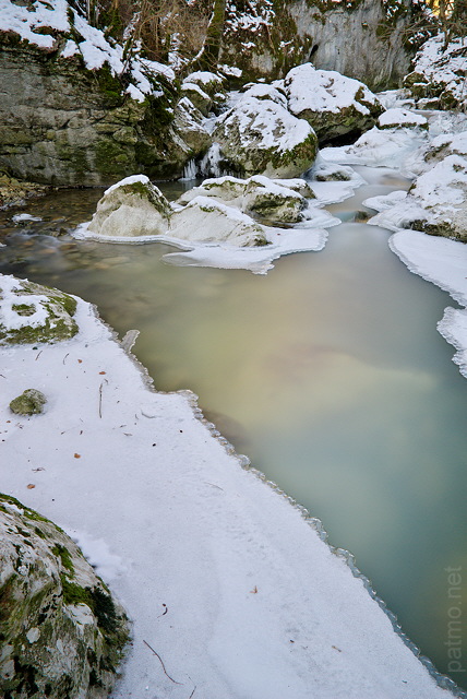 Photographie de la rivière du Fornant sous la neige et la glace pendant l'hiver 2012