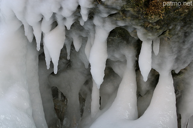 Photo de stalactites de glace dans la rivire du Fornant durant l'hiver 2012