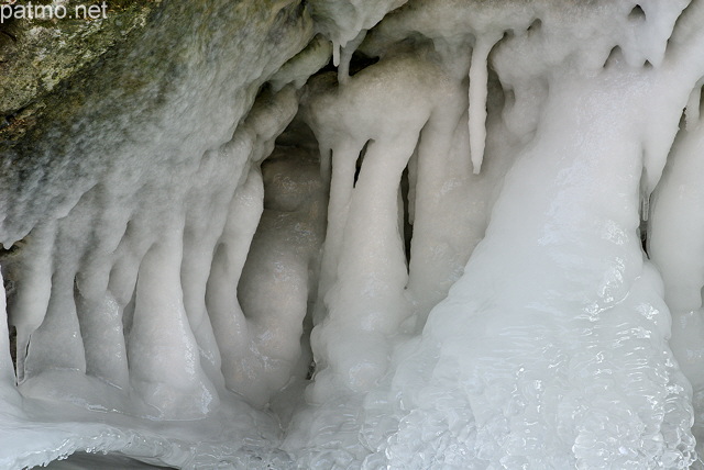 Image de stalactites de glace dans le torrent du Fornant pendant l'hiver 2012