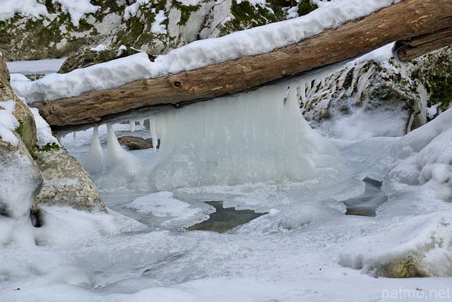 Image de glace dans la rivière du Fornant pendant l'hiver 2012