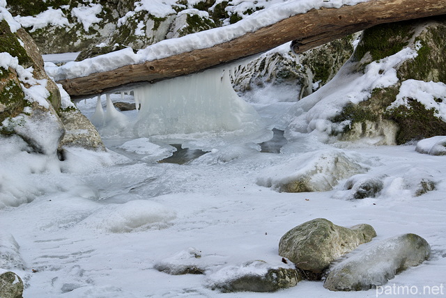 Photo du torrent du Fornant dans la glace pendant l'hiver 2012