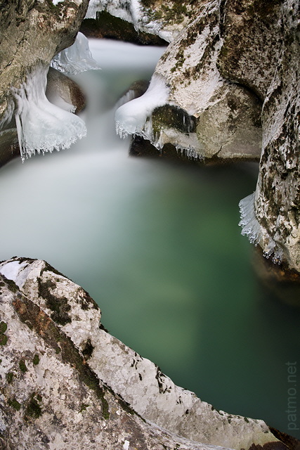 Image d'une cascade entre des stalactites de glace dans la rivire du Fornant.