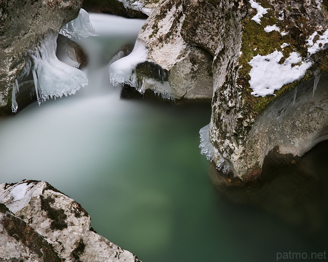 Photographie d'une petite cascade d'hiver dans la rivière du Fornant
