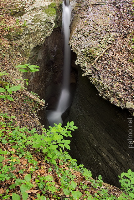 Photographie d'une petite cascade dans la Tine de Parnant