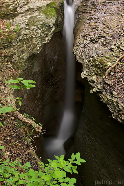 Image d'une petite cascade au dbut de la Tine de Parnant