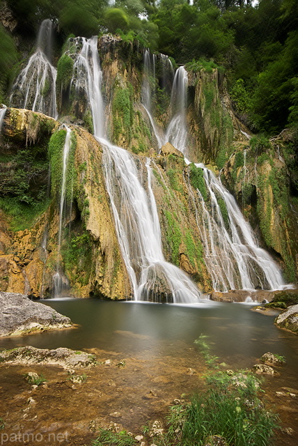 Photographie en pose longue de la cascade de Glandieu