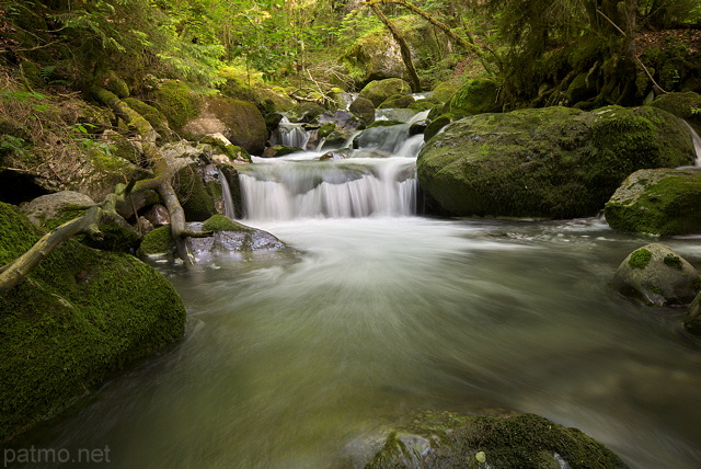 Photo de petites cascades au fil du Bronze dans le Massif des Bornes