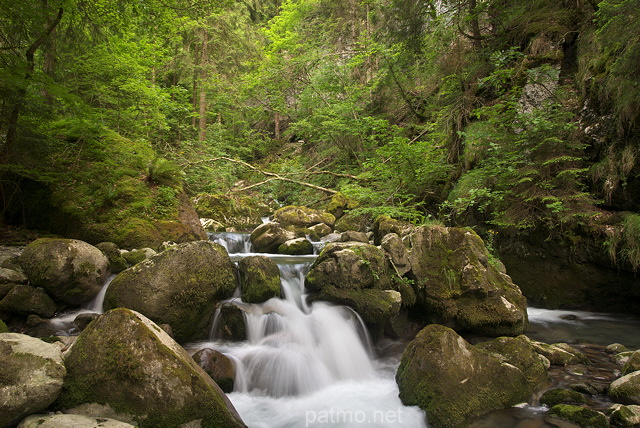 Photographie de petites cascades en sous bois dans les Gorges du Bronze