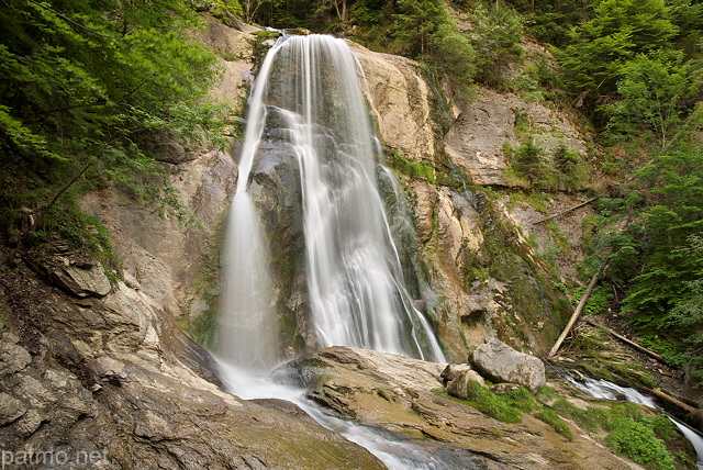 Photographie de la cascade du Dard dans les Gorges du Bronze - Massif des Bornes