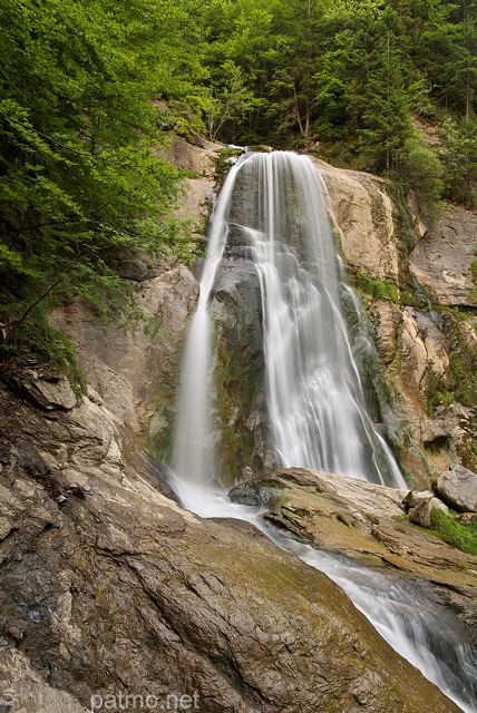 Image de la cascade du Dard dans le Massif des Bornes en Haute Savoie