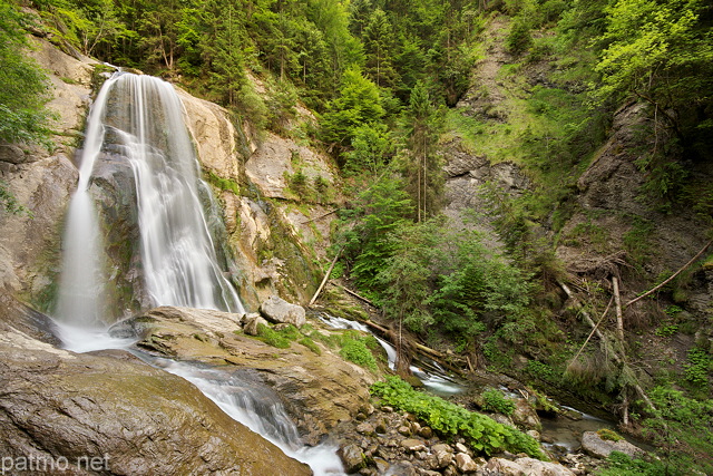 Photo de la cascade du Dard dans les montagnes du Massif des Bornes