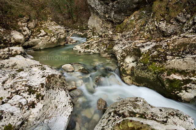 Image de l'automne dans le lit du Fornant