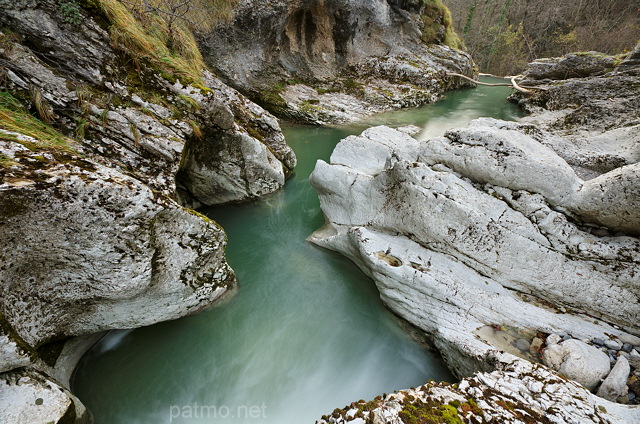 Photo de la rivire du Fornant sinuant  traves les rochers