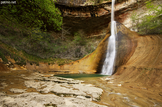 Image de la cascade du Pain de Sucre dans son petit cirque rocheux