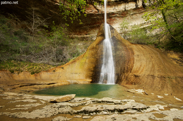 Photographie de la cascade du Pain de Sucre au printemps dans l'Ain