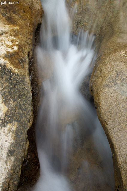 Photo des eaux de la Vzronce s'infiltrant dans leur lit rocheux