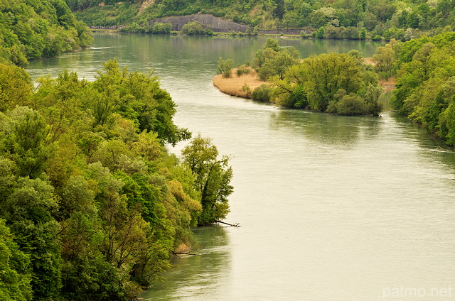 Image des berges du Rhne verdoyantes au printemps