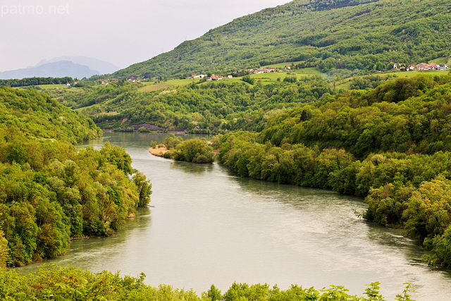 Photographie de la valle du Rhne borde de forts verdoyantes