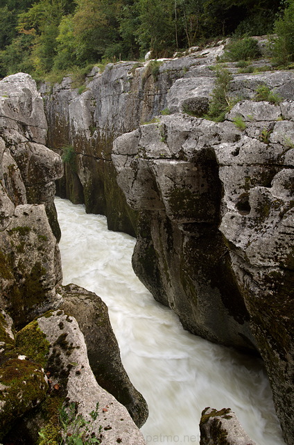 Photo de la rivire tumultueuse dans les Pertes de la Valserine