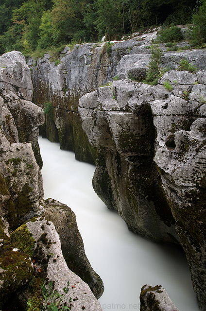 Image de la rivire dans la faille rocheuse des Pertes de la Valserine