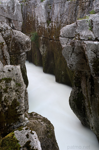 Photo d'un troit canyon dans les Pertes de la Valserine