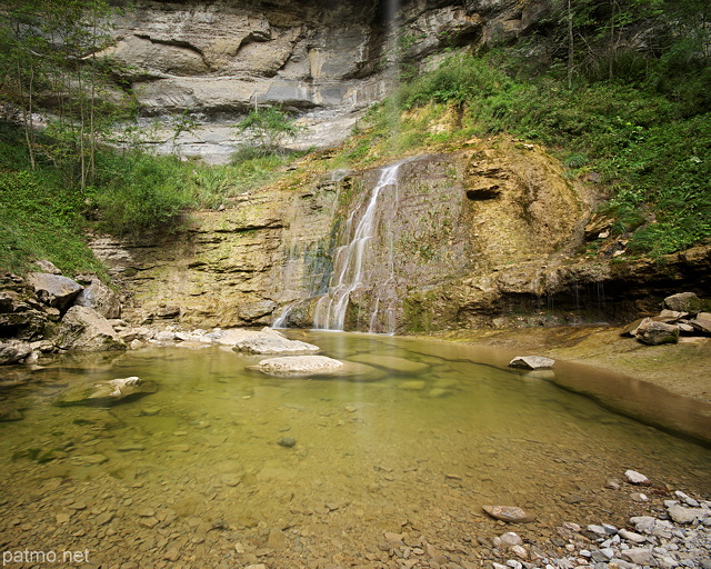 Photo du bas de la cascade de la Queue de Cheval dans le Parc Naturel Rgional du Haut Jura